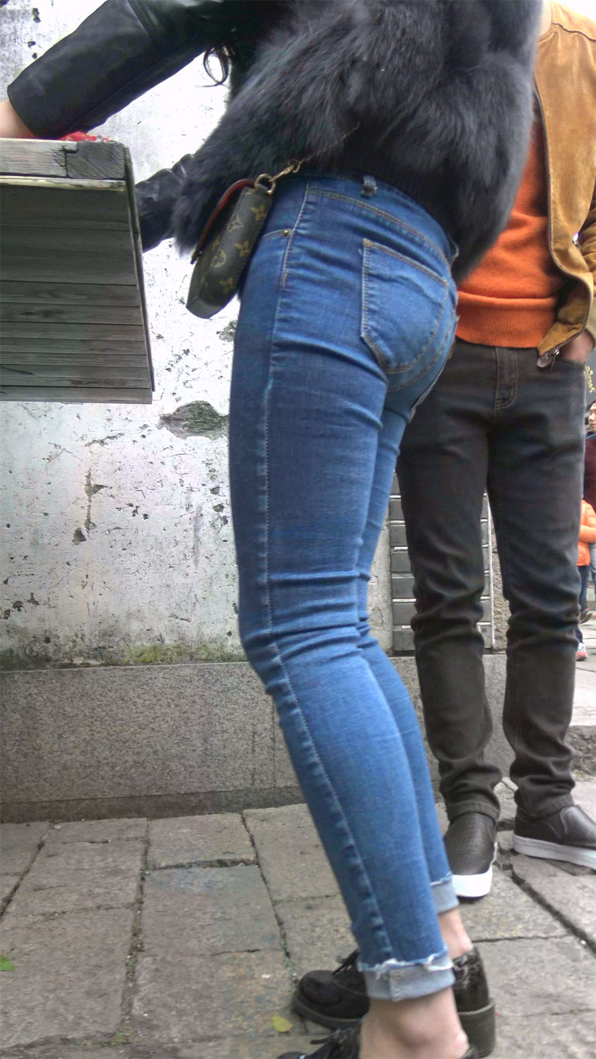 图片[2]-极品紧身蓝牛美女-日更街拍