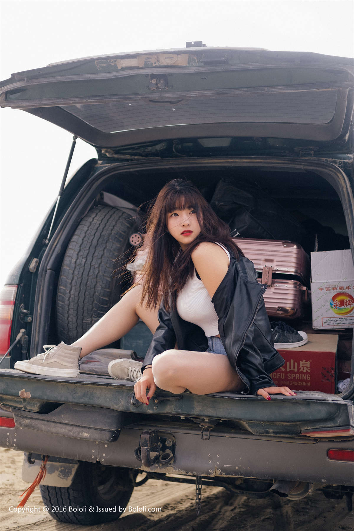 图片[2]-Kimoe激萌文化 KIM010 周闻 球球沙漠机车女-日更街拍