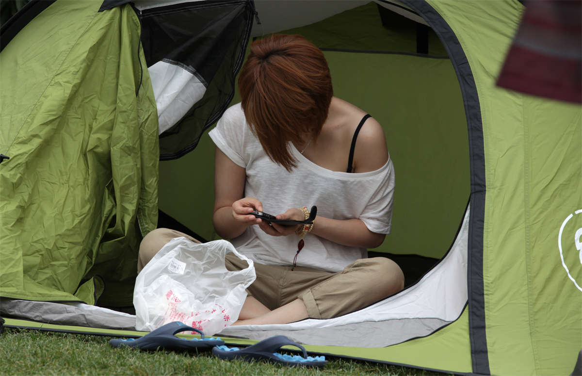踏青公园街拍系列No.515 酥肩半露的短发美女-日更街拍
