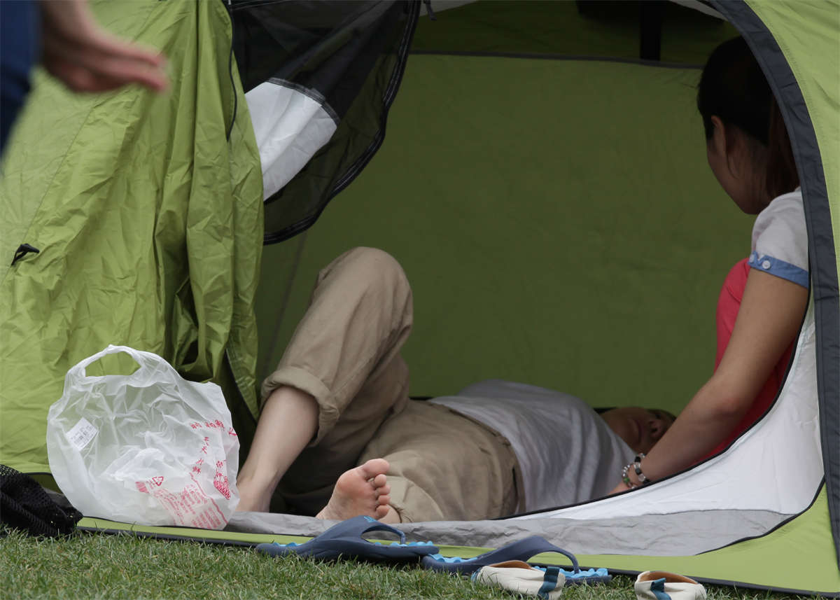 图片[2]-踏青公园街拍系列No.515 酥肩半露的短发美女-日更街拍