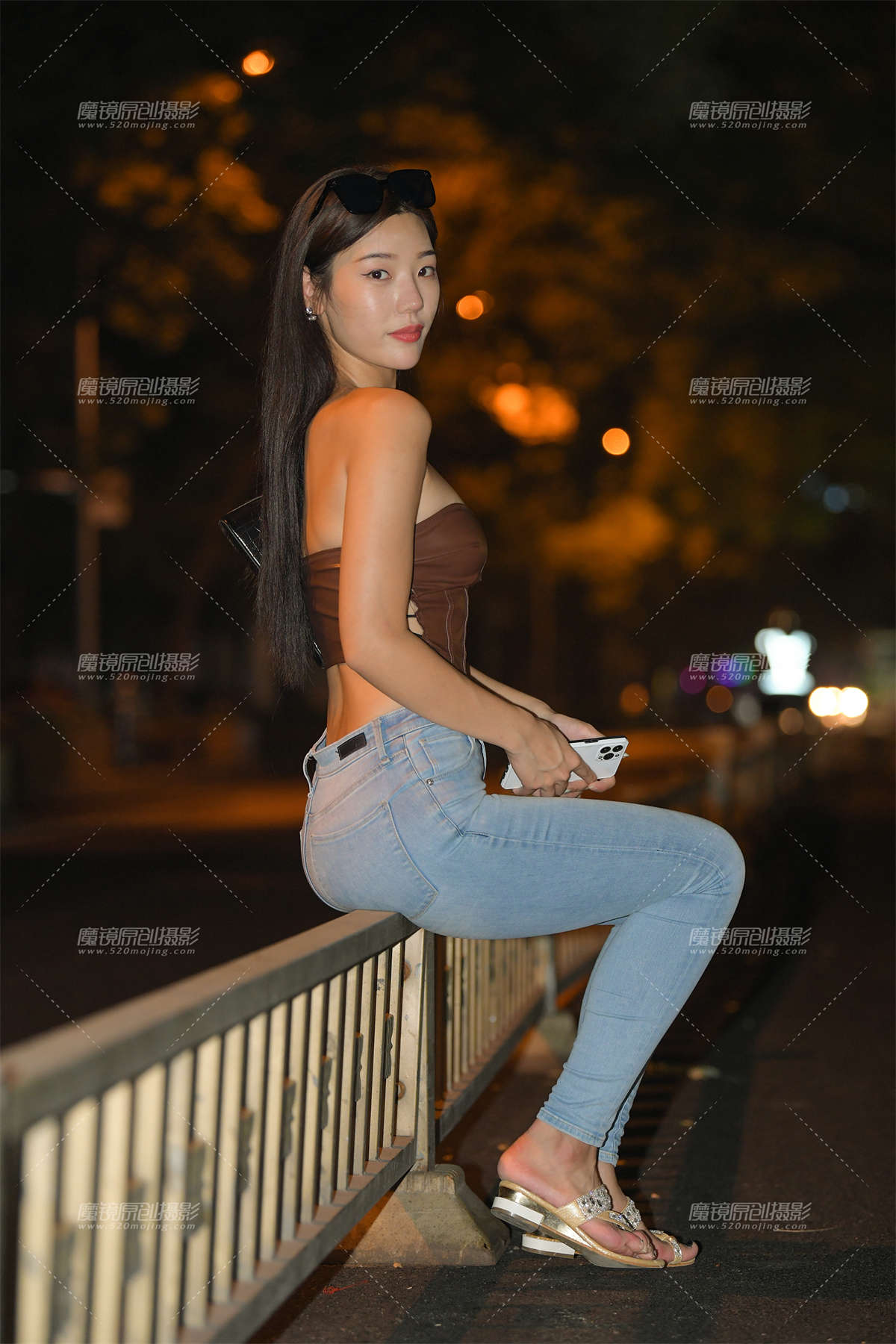 夜拍蓝色牛仔裤美女-日更街拍