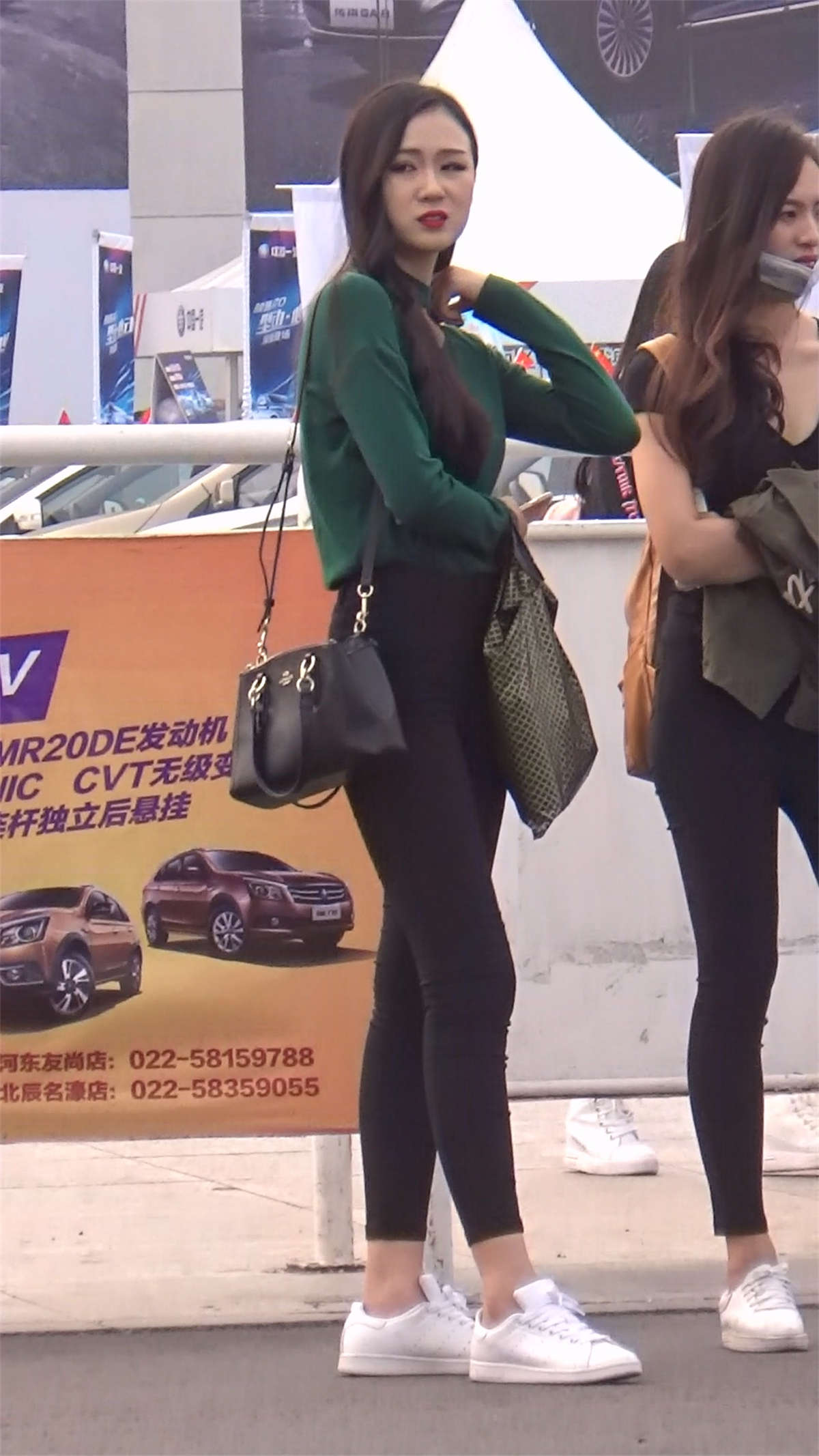小清新黑色紧身裤漂亮小姐姐-日更街拍