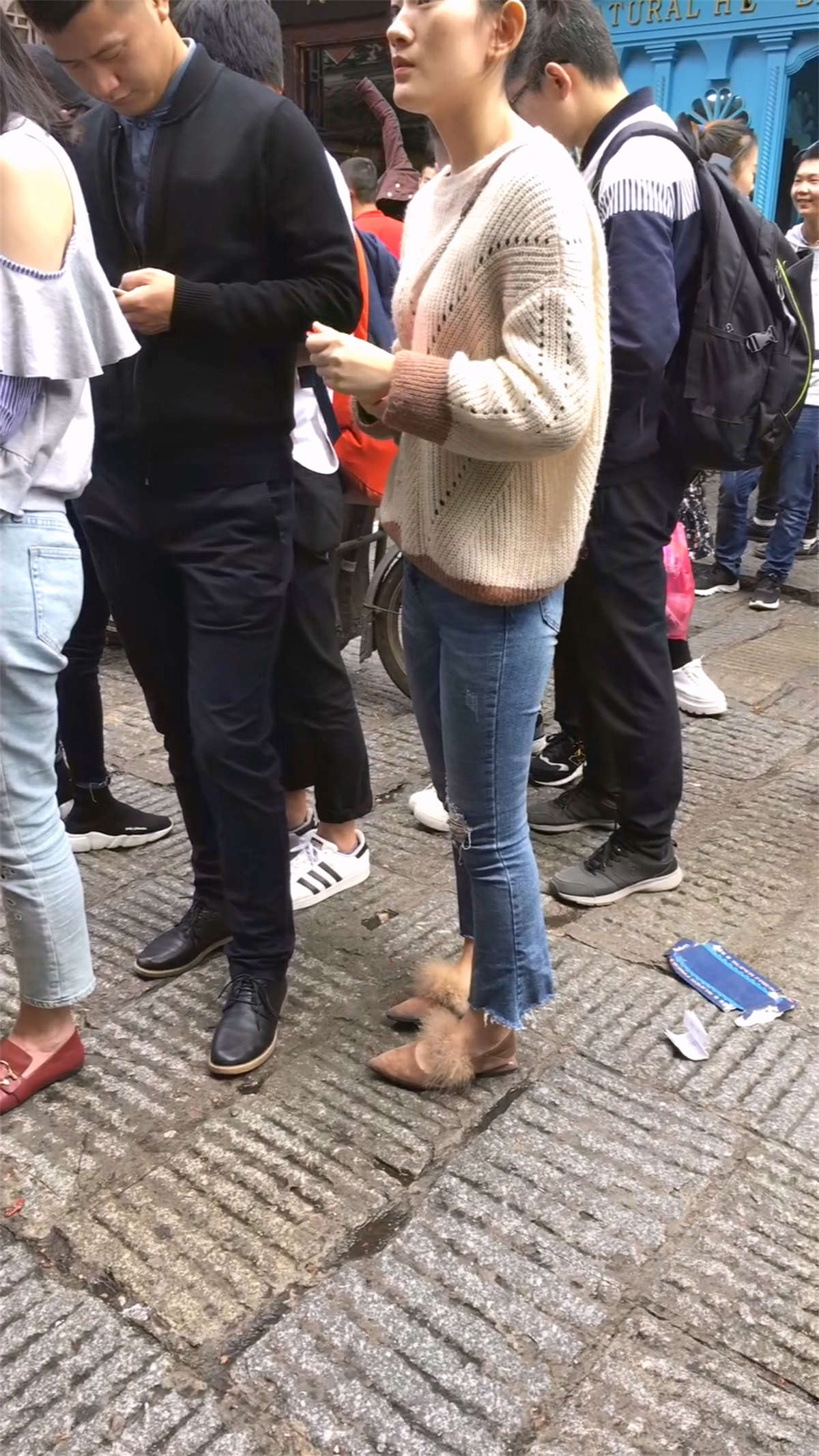 图片[2]-蓝色牛仔裤紧身美眉-日更街拍