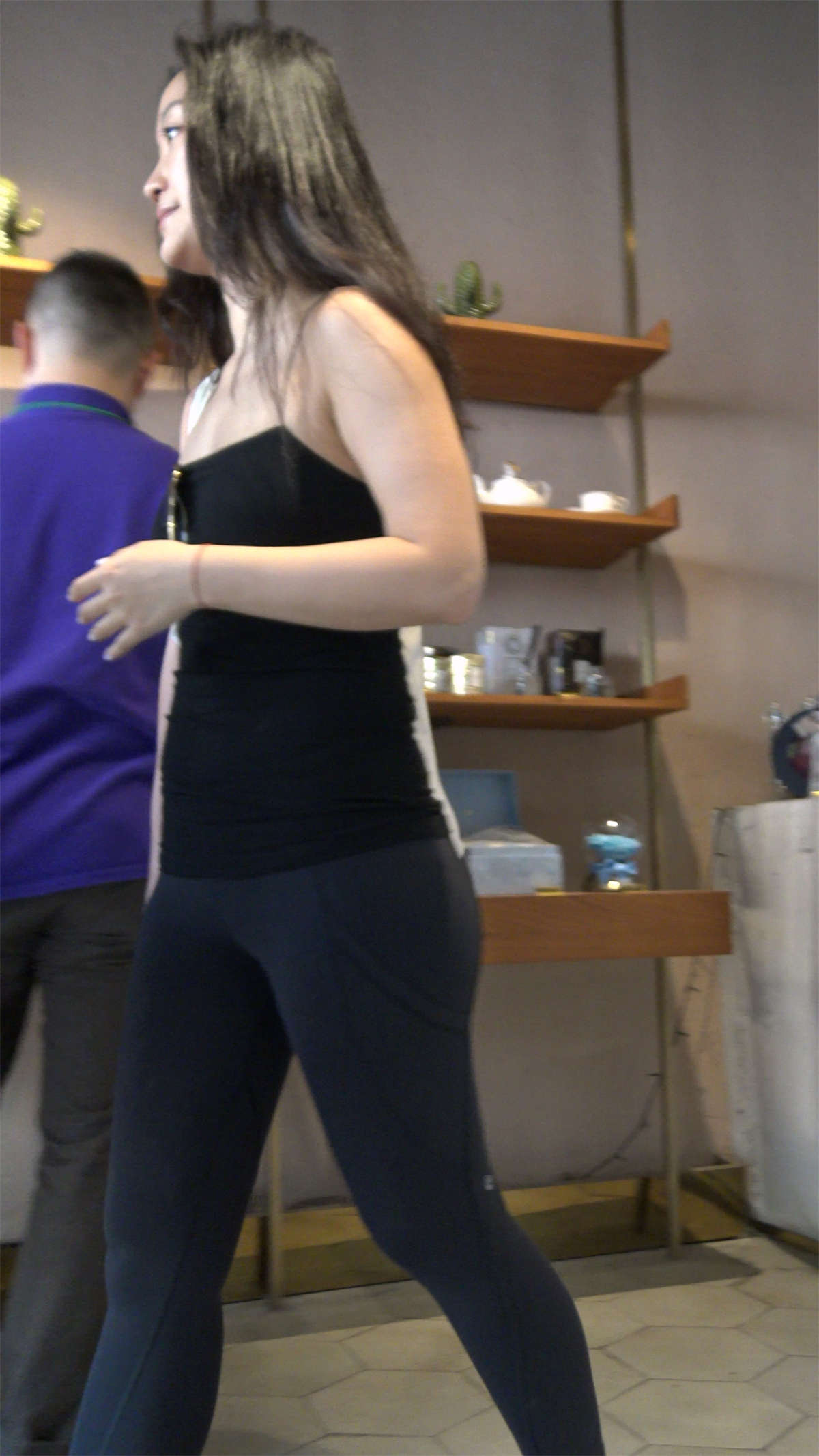 图片[2]-紧身瑜伽裤宽臀美女-日更街拍