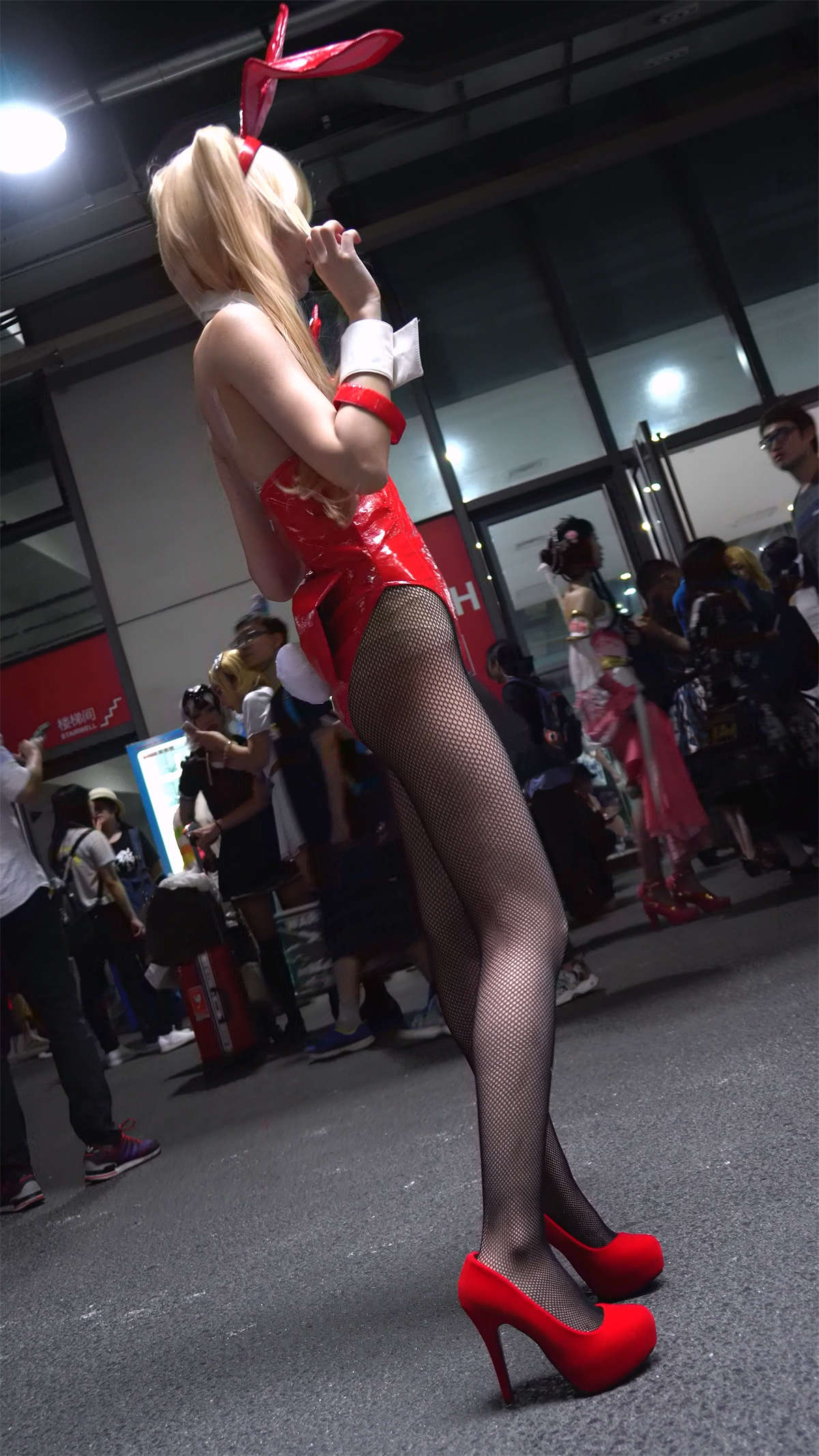 大眼网袜高跟cosplay-日更街拍