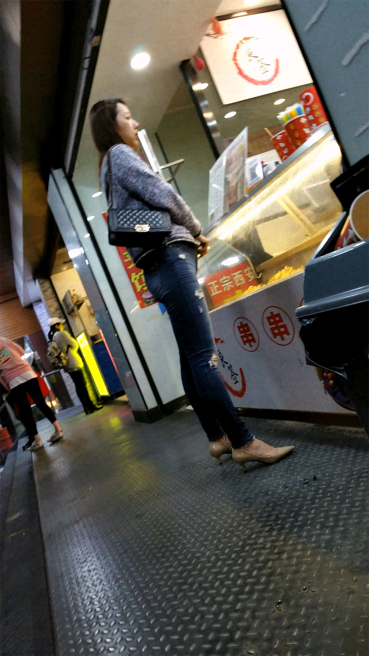米色高跟紧身牛仔长发气质美女-日更街拍