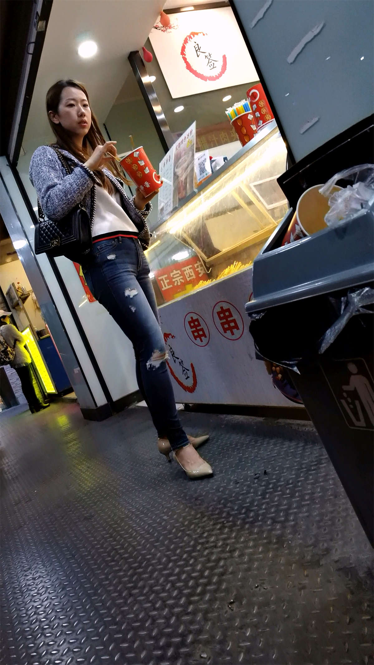 图片[2]-米色高跟紧身牛仔长发气质美女-日更街拍