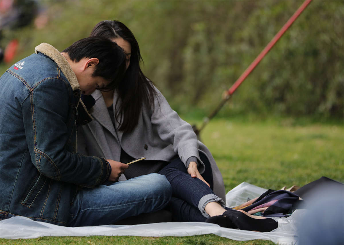 图片[2]-踏青公园街拍系列No.698 美女脚上超性感紧身船袜，第一次让我感觉比裸足丝足更让人窒息 第3套-日更街拍