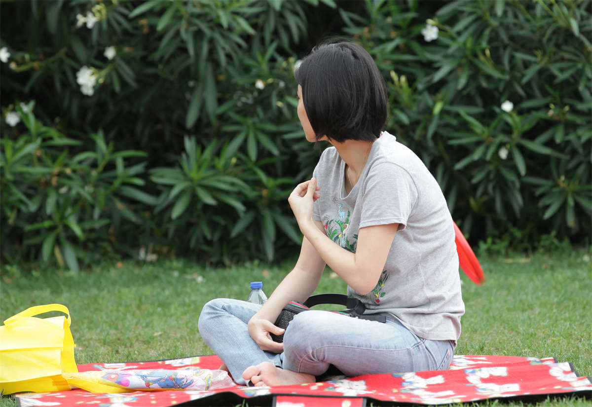 图片[2]-踏青公园街拍系列No.335 短发少妇的骨感素足-日更街拍