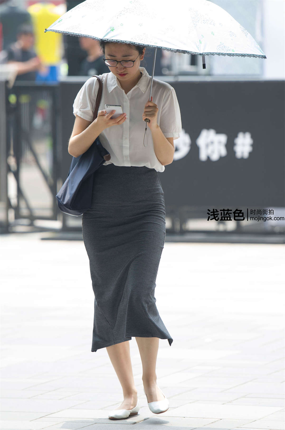 后开叉灰裙紧臀（17p）-日更街拍