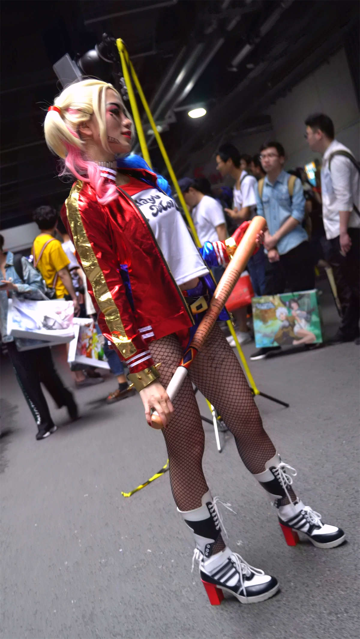 大眼网袜洋妞cosplay-日更街拍
