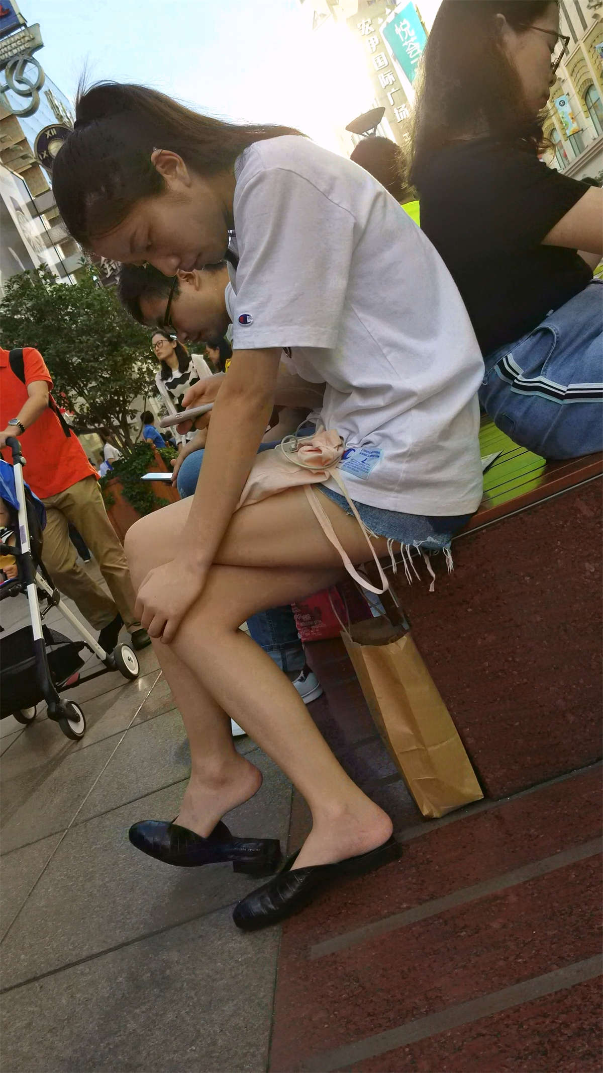 漂亮的马尾辫热裤小姐姐-日更街拍