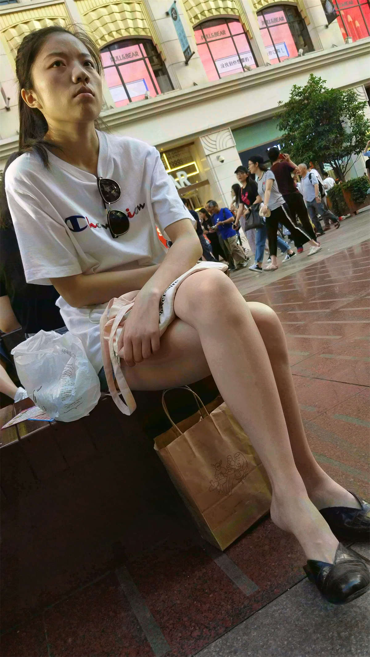 图片[2]-漂亮的马尾辫热裤小姐姐-日更街拍