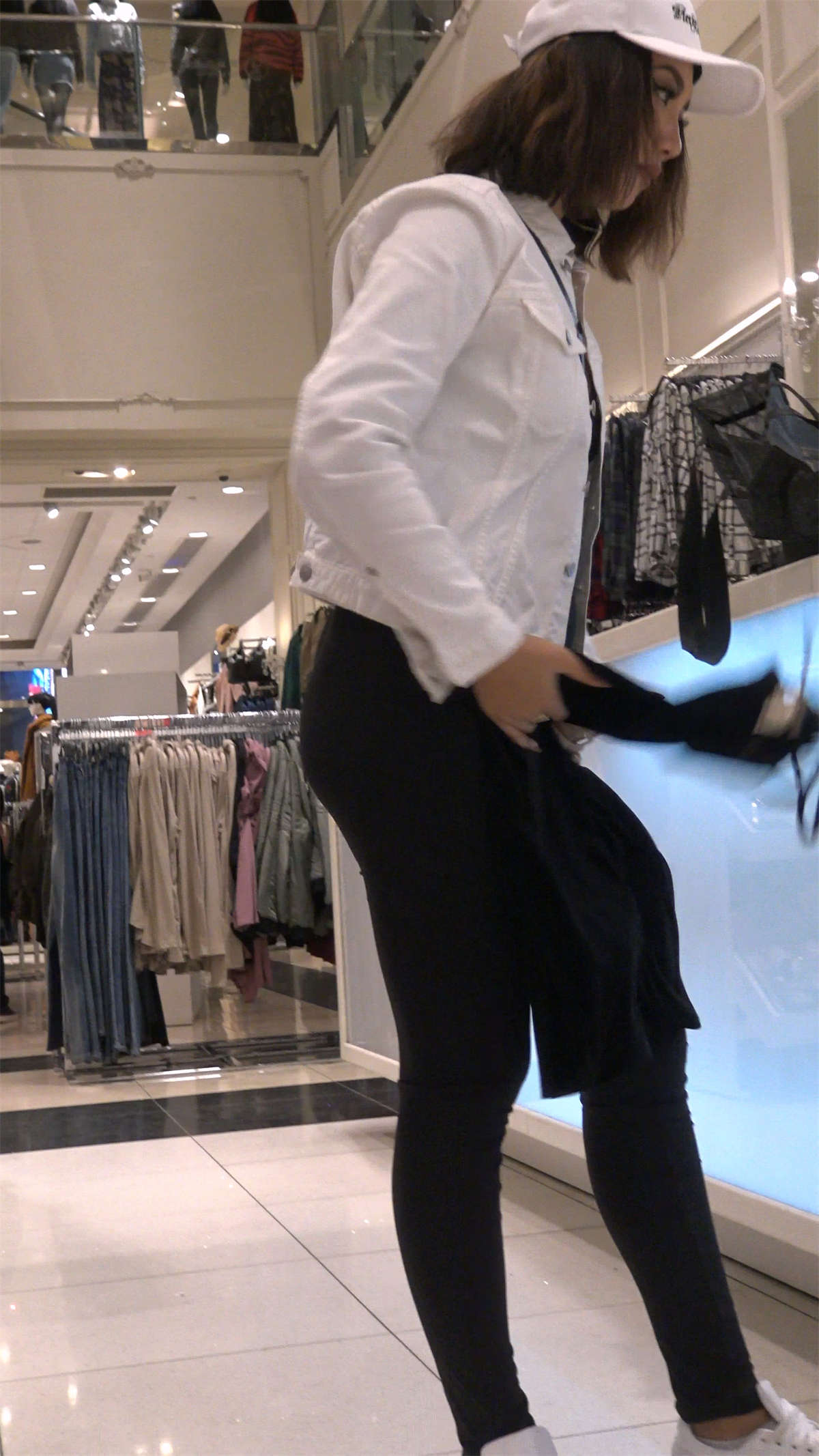 图片[2]-黑色紧身裤圆臀小姐姐买衣服-日更街拍