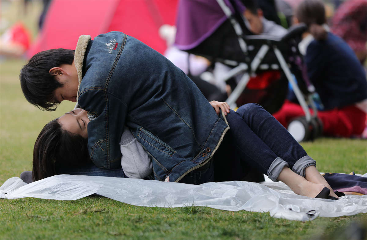 图片[2]-踏青公园街拍系列No.699 美女脚上超性感紧身船袜，第一次让我感觉比裸足丝足更让人窒息 第2套-日更街拍