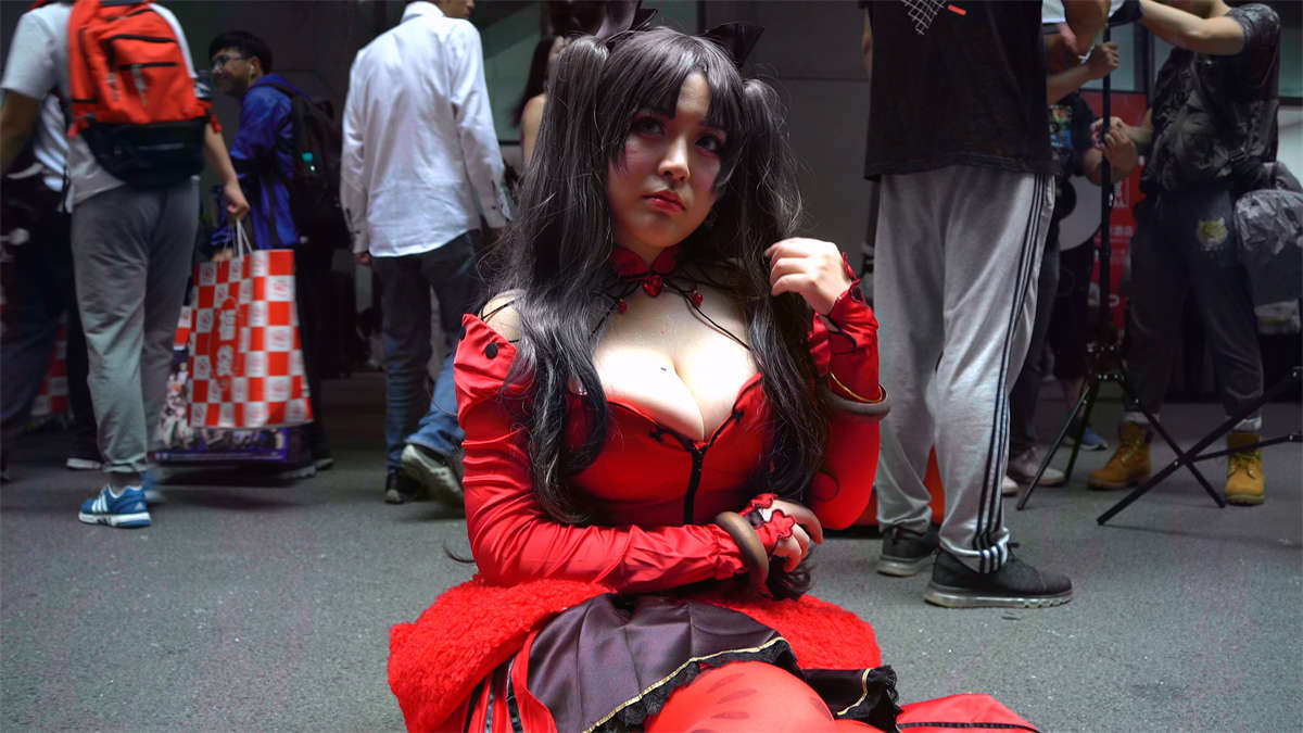丰满的cosplay少女-日更街拍
