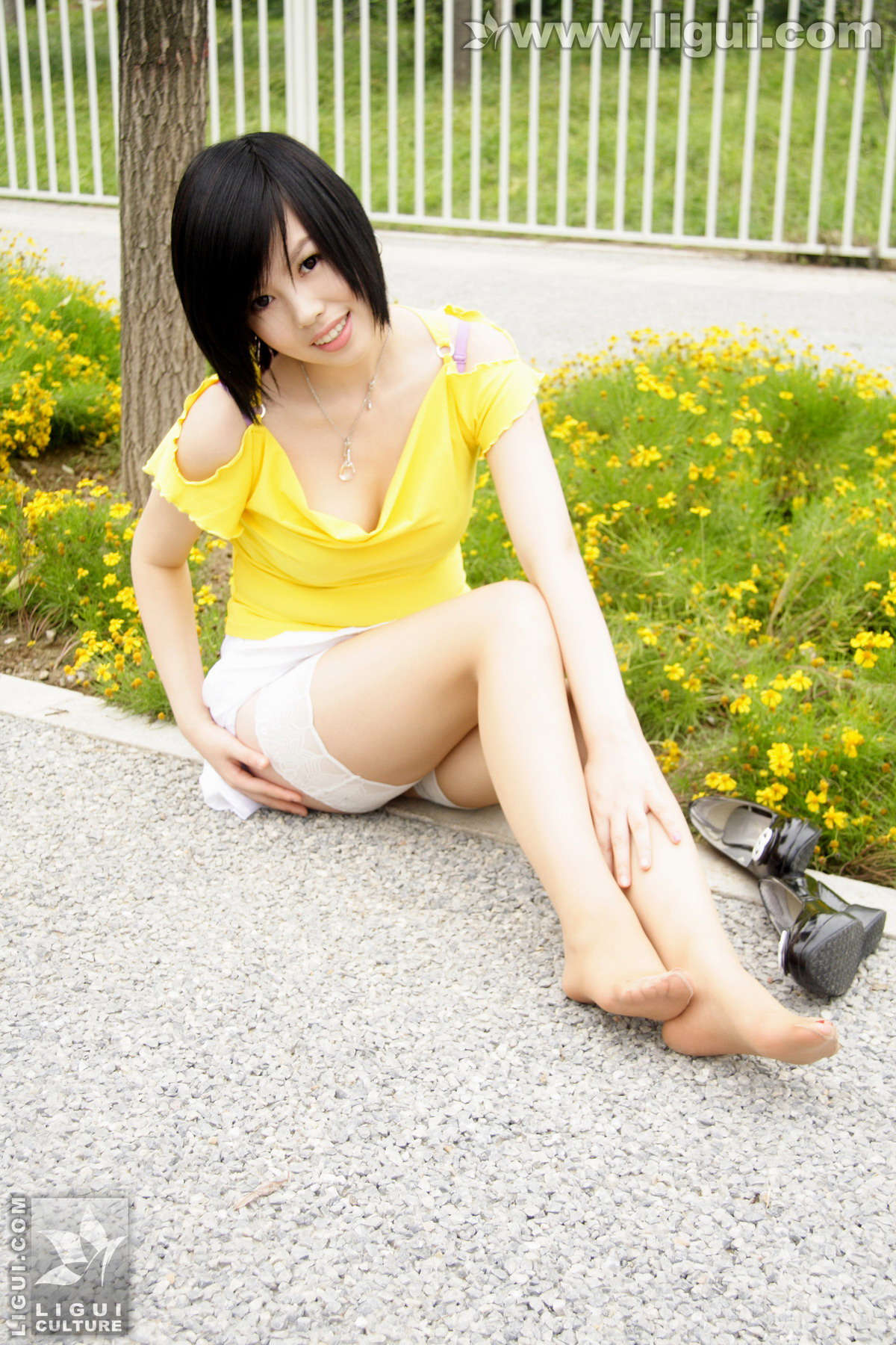 Ligui丽柜 20090304 可爱美女草地上展现多姿美腿 幕子-日更街拍