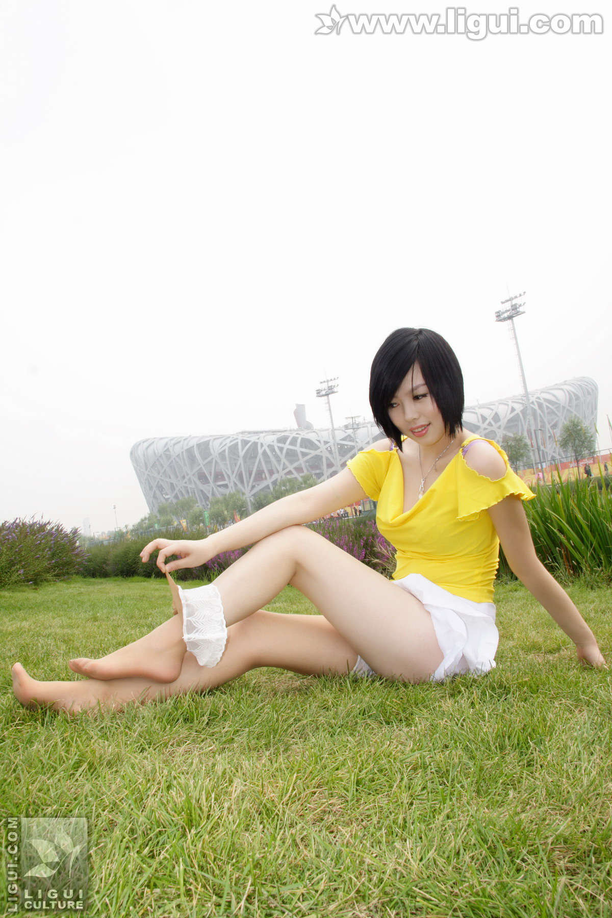 图片[2]-Ligui丽柜 20090304 可爱美女草地上展现多姿美腿 幕子-日更街拍