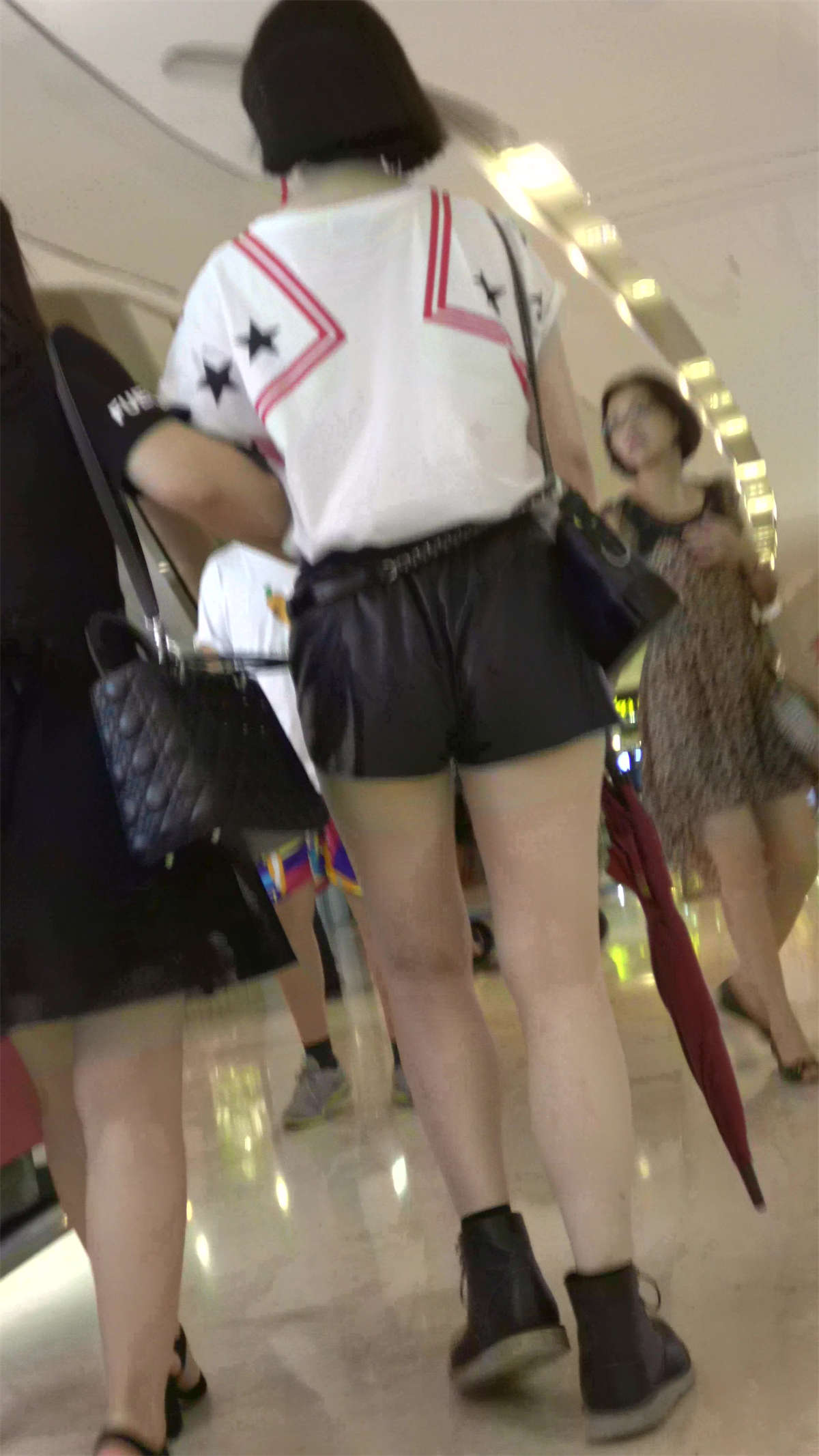 图片[2]-白衬衫黑裤白皙美腿性感少妇-日更街拍