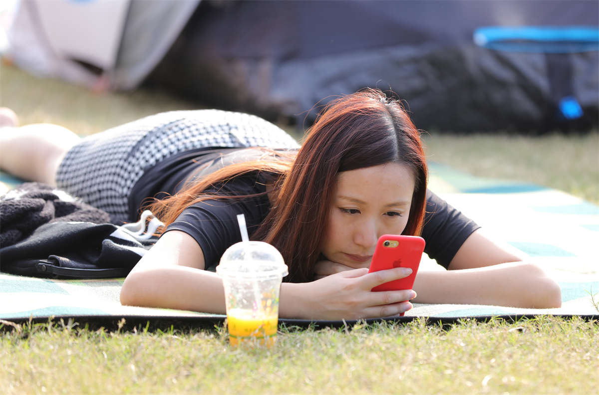 图片[2]-踏青公园街拍系列No.700 美妇长丝，几近透明，姿势变化多端 第1套-日更街拍