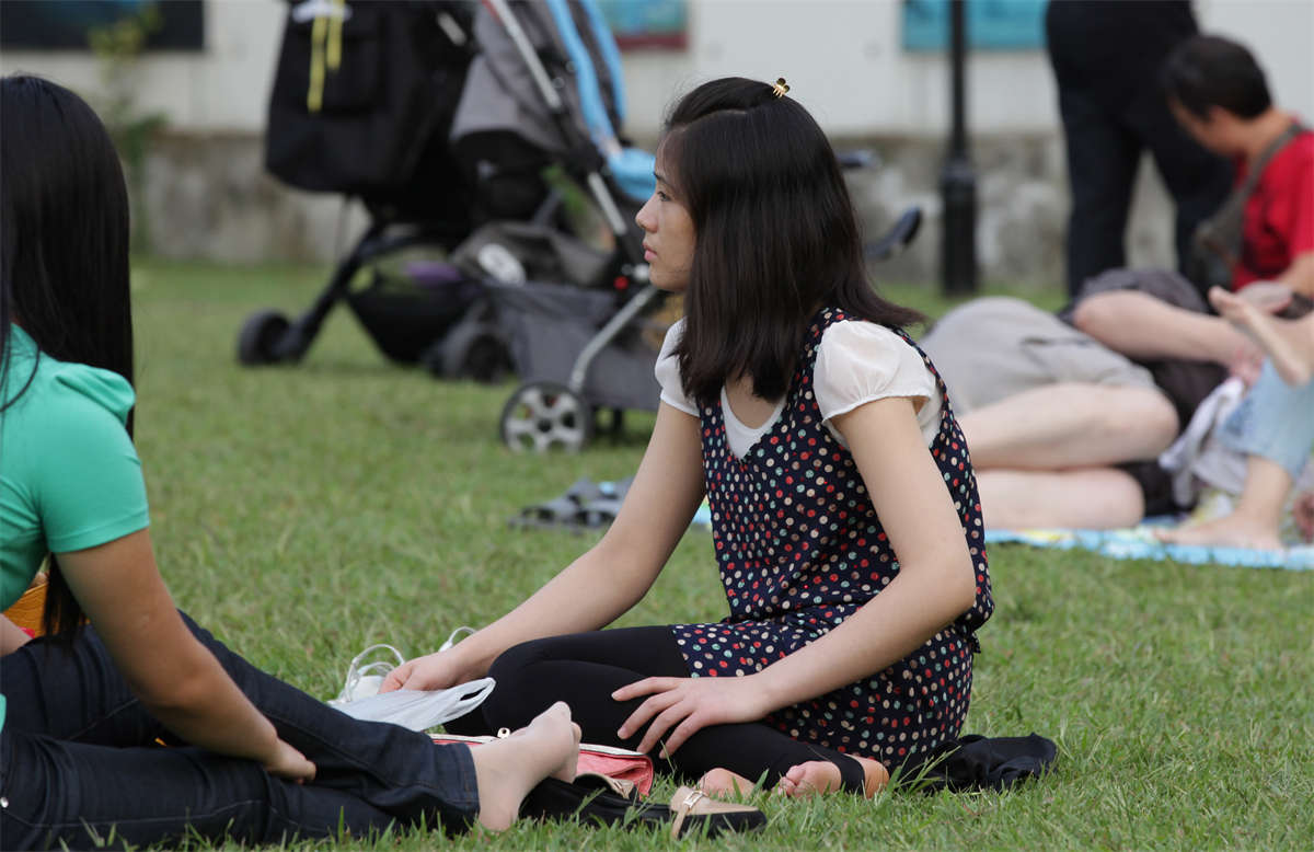 图片[2]-踏青公园街拍系列No.519 虽是踩脚袜，但不妨碍对美足细细观赏-日更街拍