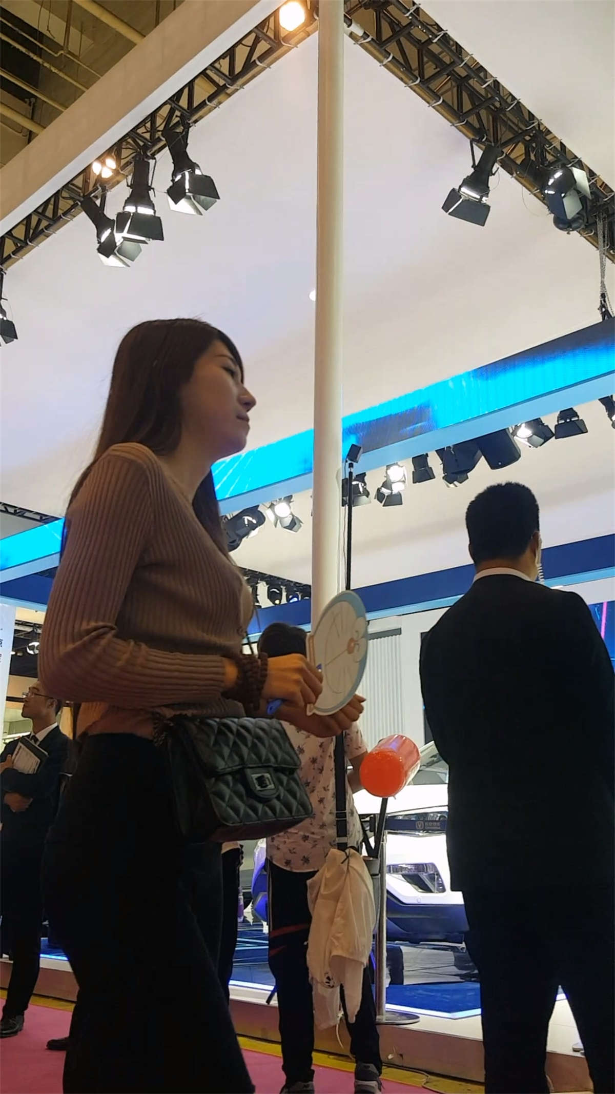 图片[2]-逛车展的黑色紧身裤高挑小姐姐-日更街拍