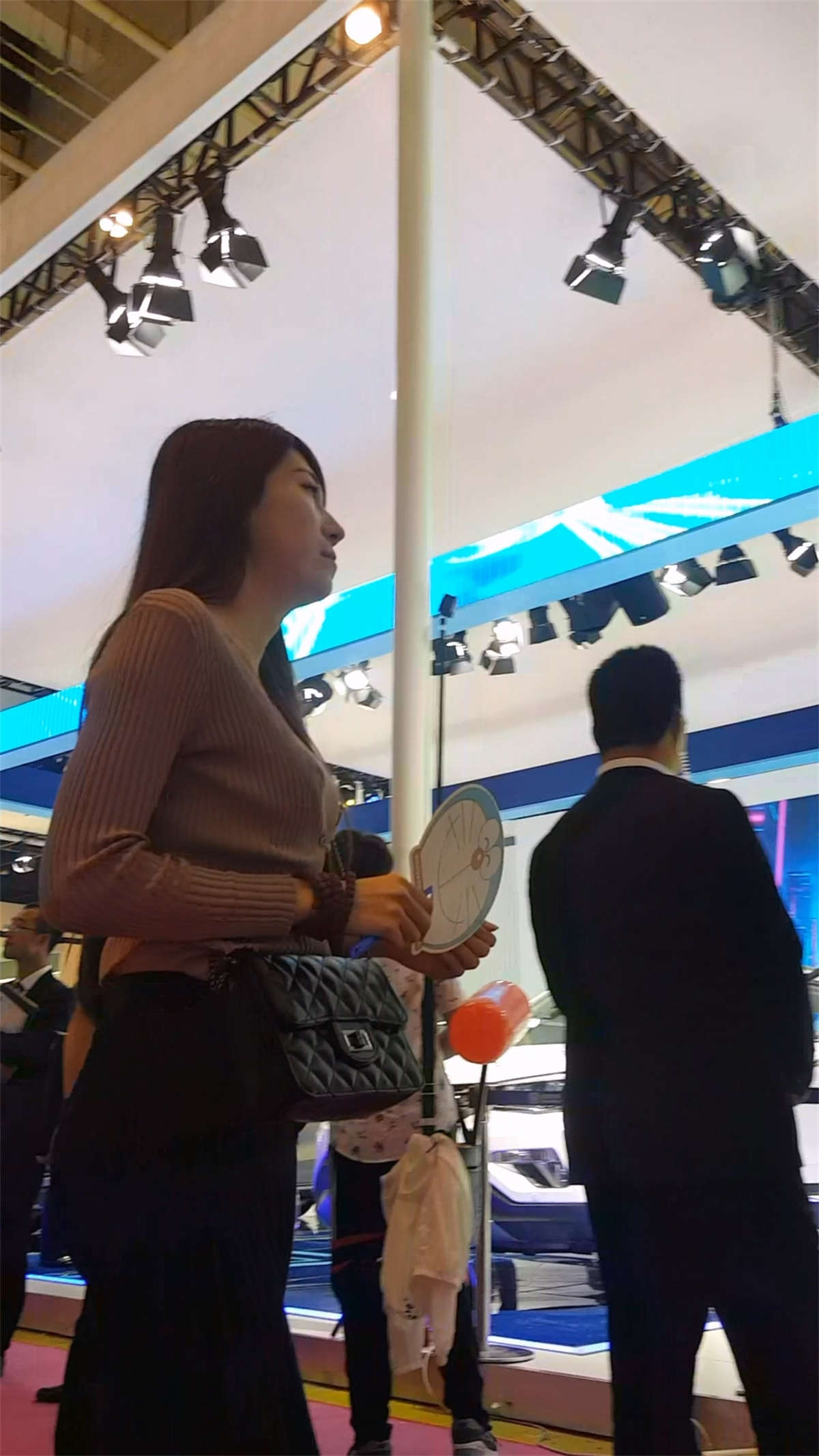 逛车展的黑色紧身裤高挑小姐姐-日更街拍