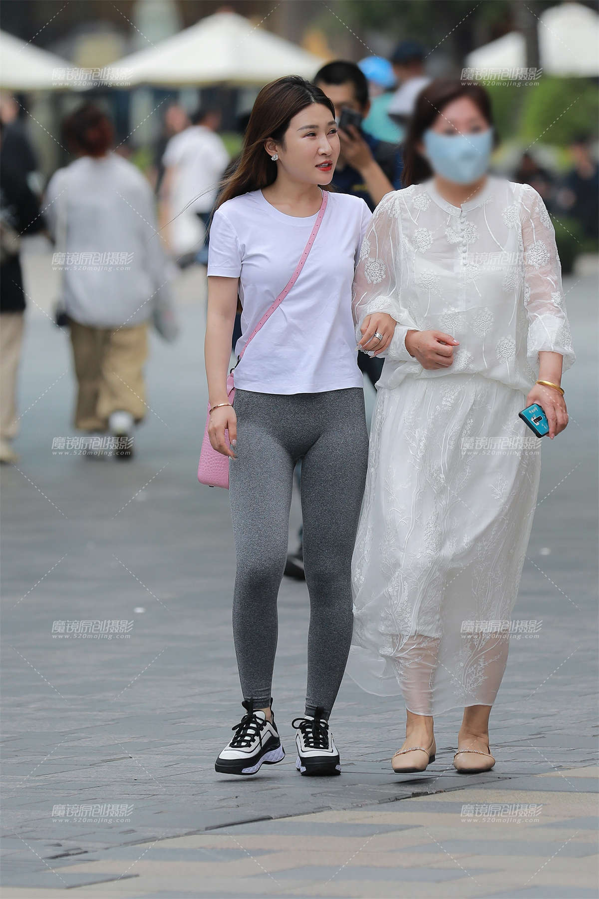 图片[2]-【玻璃街拍】灰色健身裤小姐姐-日更街拍