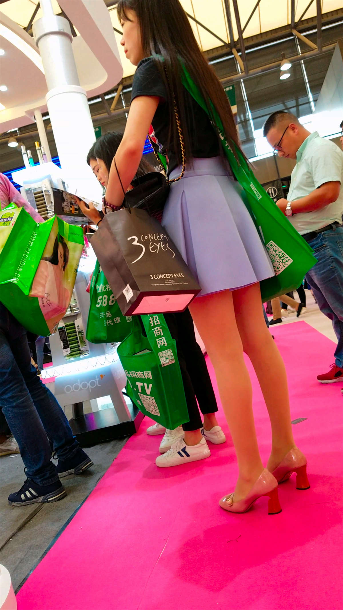 图片[2]-展会黑衣紫色短裙肉色丝袜高跟长发美女-日更街拍