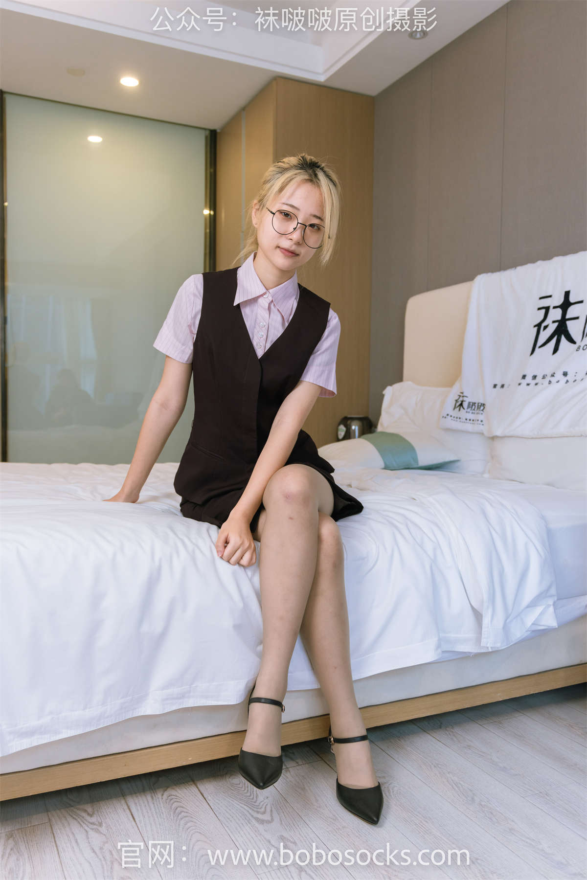 袜啵啵 No.148 小淳-高跟鞋、咖啡丝（脚尖加固款）、银行制服 花絮版-日更街拍