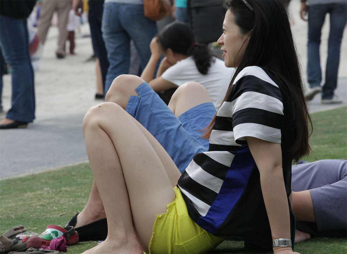 图片[2]-踏青公园街拍系列No.520 所谓的“大白腿”，这样就是极限了吧-日更街拍