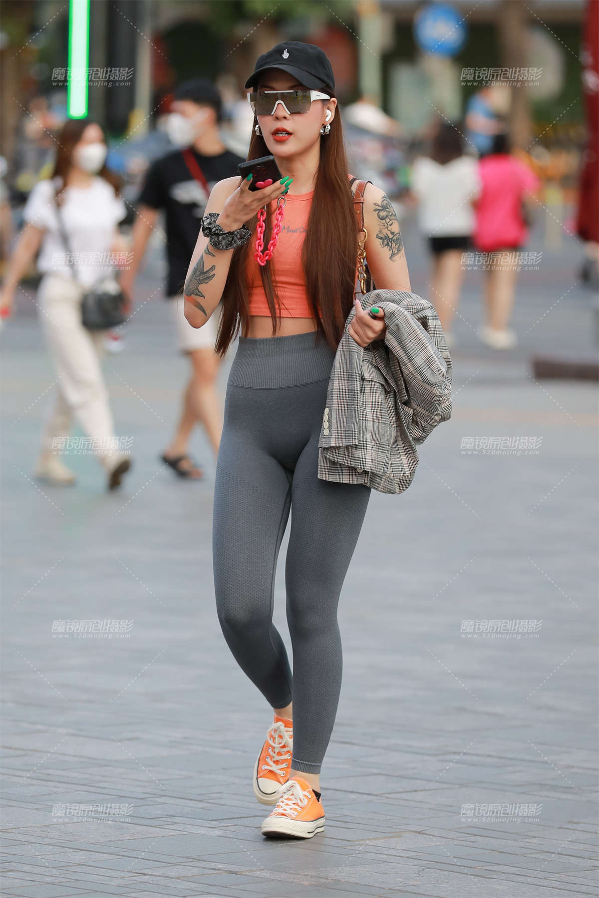 【玻璃街拍】灰色瑜伽裤美女-日更街拍