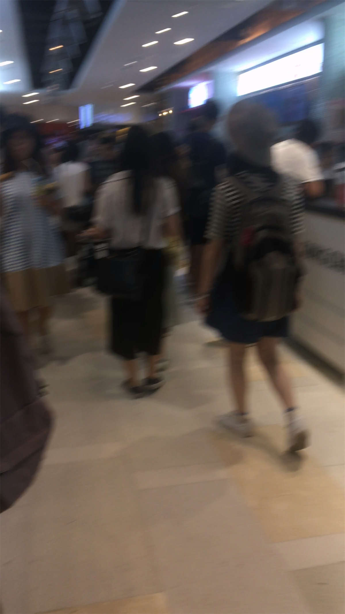鸭舌帽眼镜妹在等地铁-日更街拍
