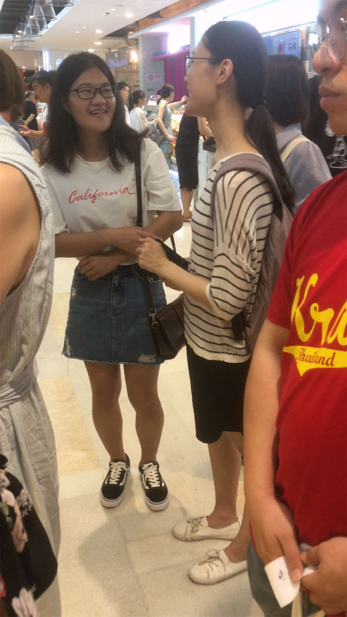 图片[2]-鸭舌帽眼镜妹在等地铁-日更街拍