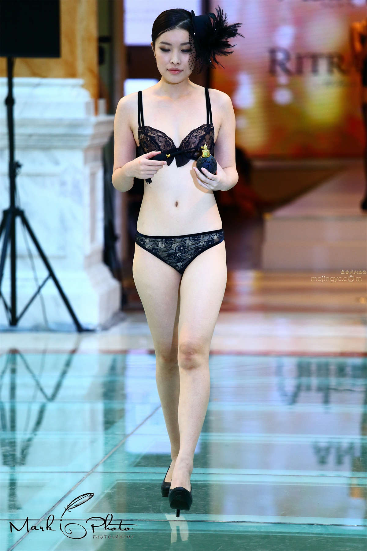 图片[2]-黑色蕾丝内衣秀-日更街拍