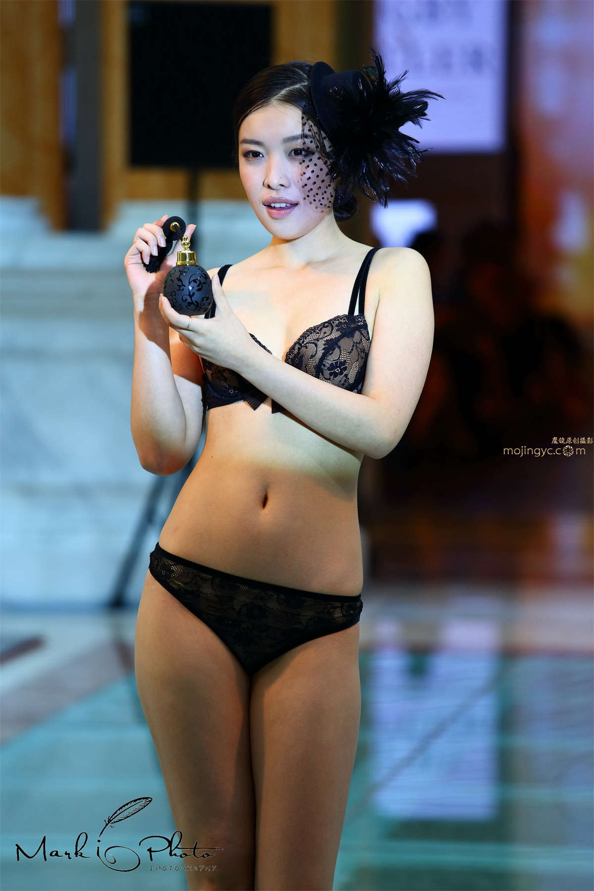 黑色蕾丝内衣秀-日更街拍