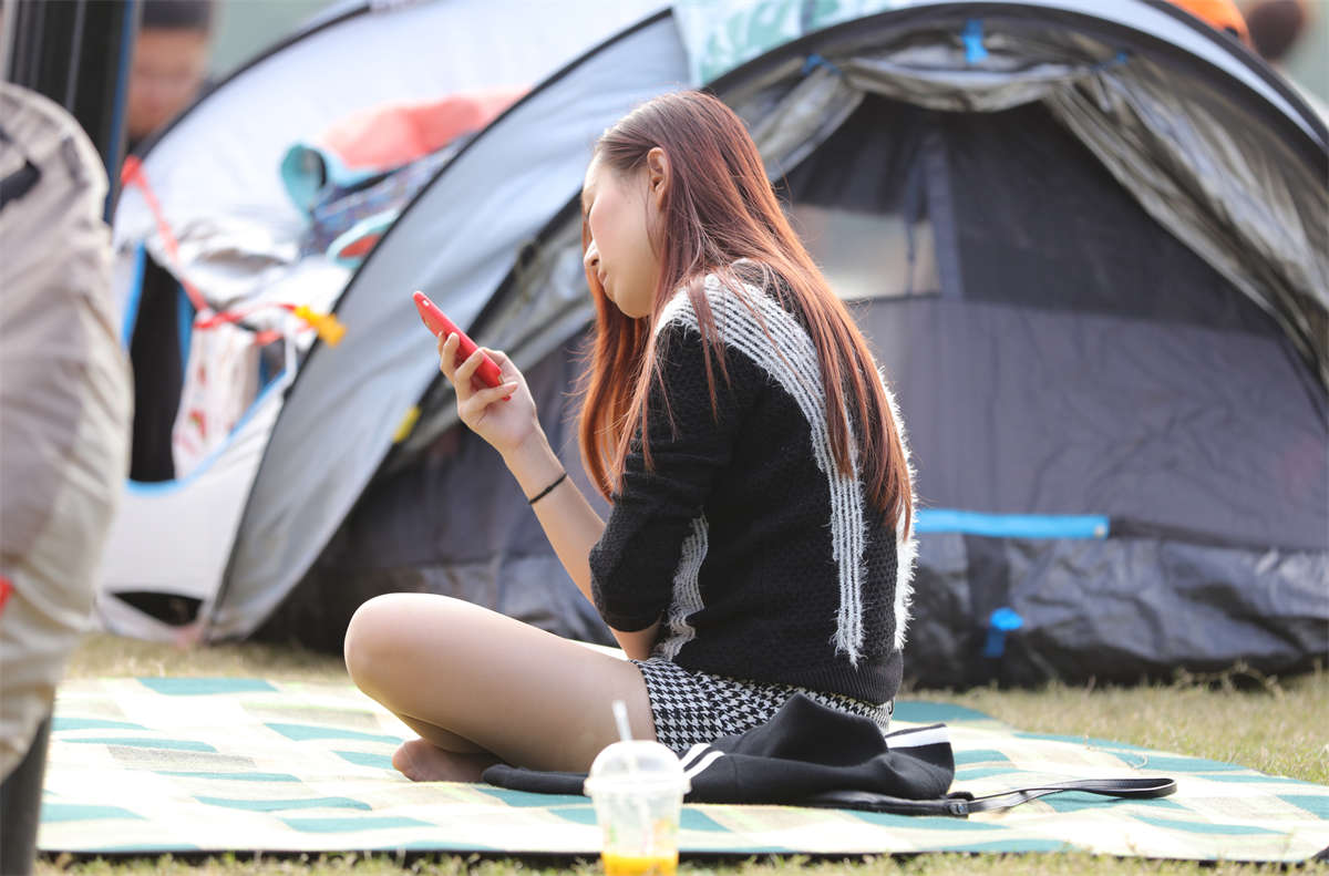 图片[2]-踏青公园街拍系列No.702 美妇长丝，几近透明，姿势变化多端 第2套-日更街拍