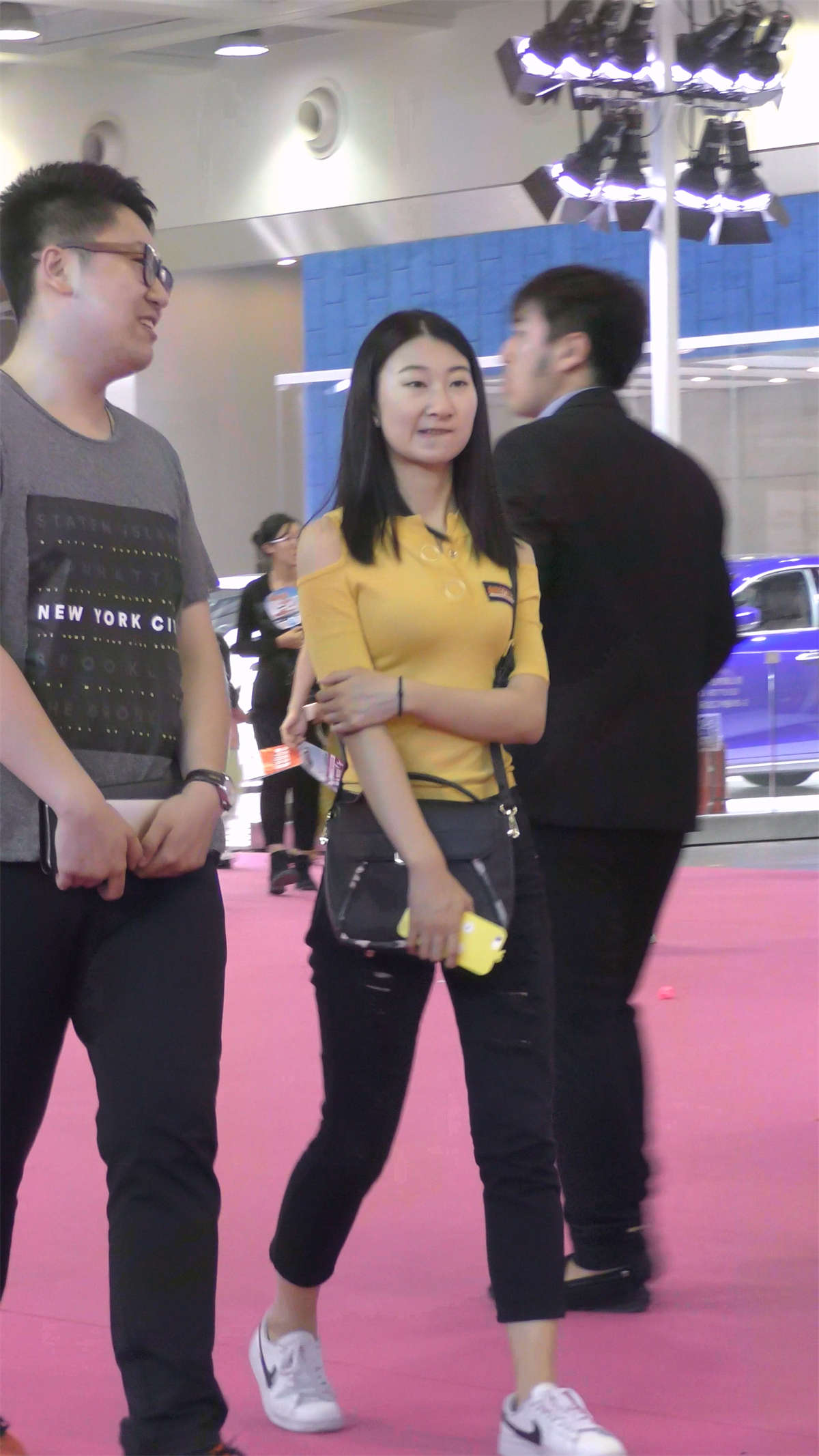 图片[2]-黄衣黑色紧身裤文静甜美小姐姐-日更街拍