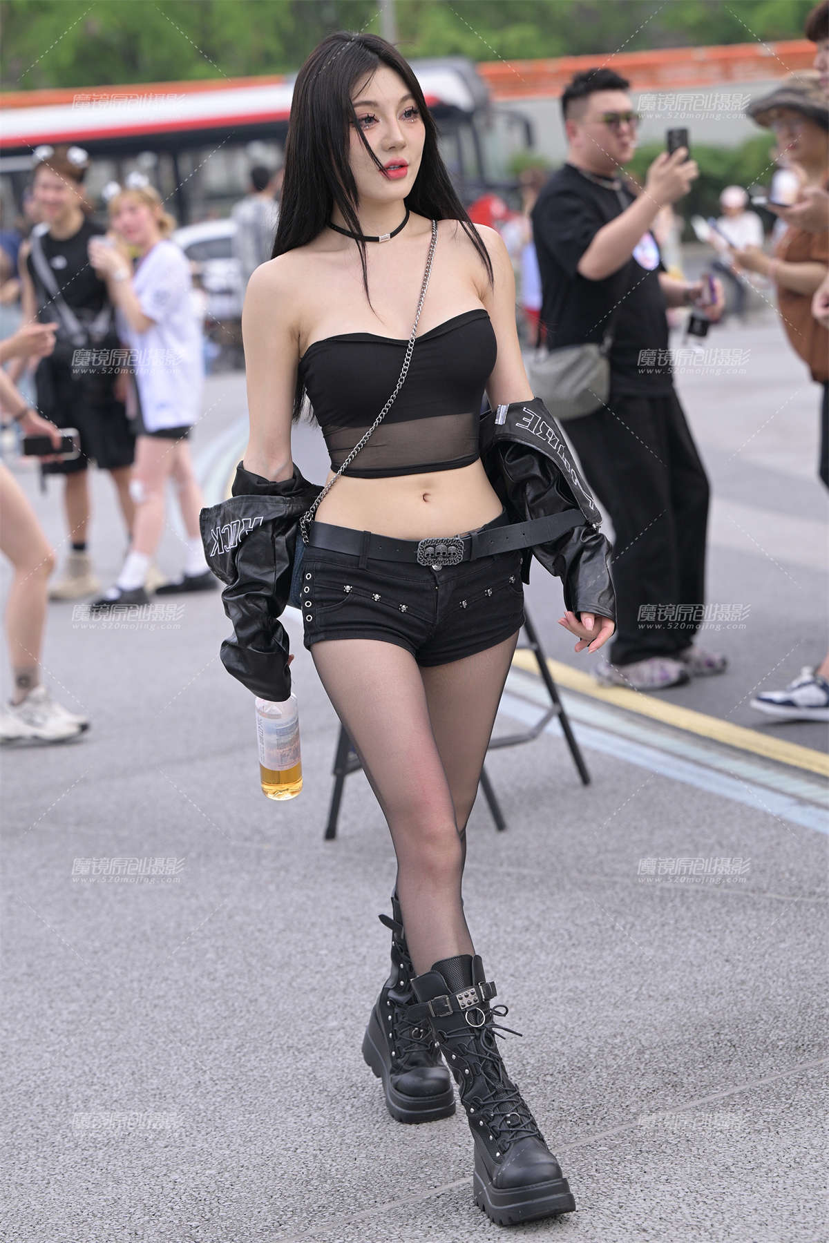 黑丝热裤小妹-日更街拍