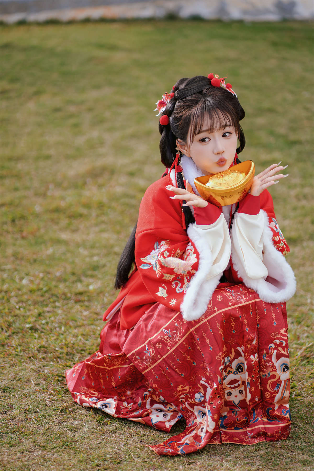 YITUYU艺图语 2025.01.31 红韵倩影 · 新年少女写真 甜心小鹿插图1