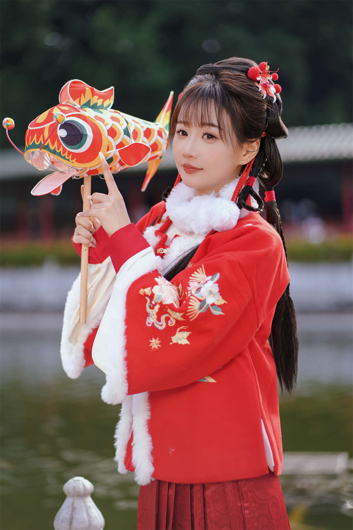 YITUYU艺图语 2025.01.31 红韵倩影 · 新年少女写真 甜心小鹿-日更街拍