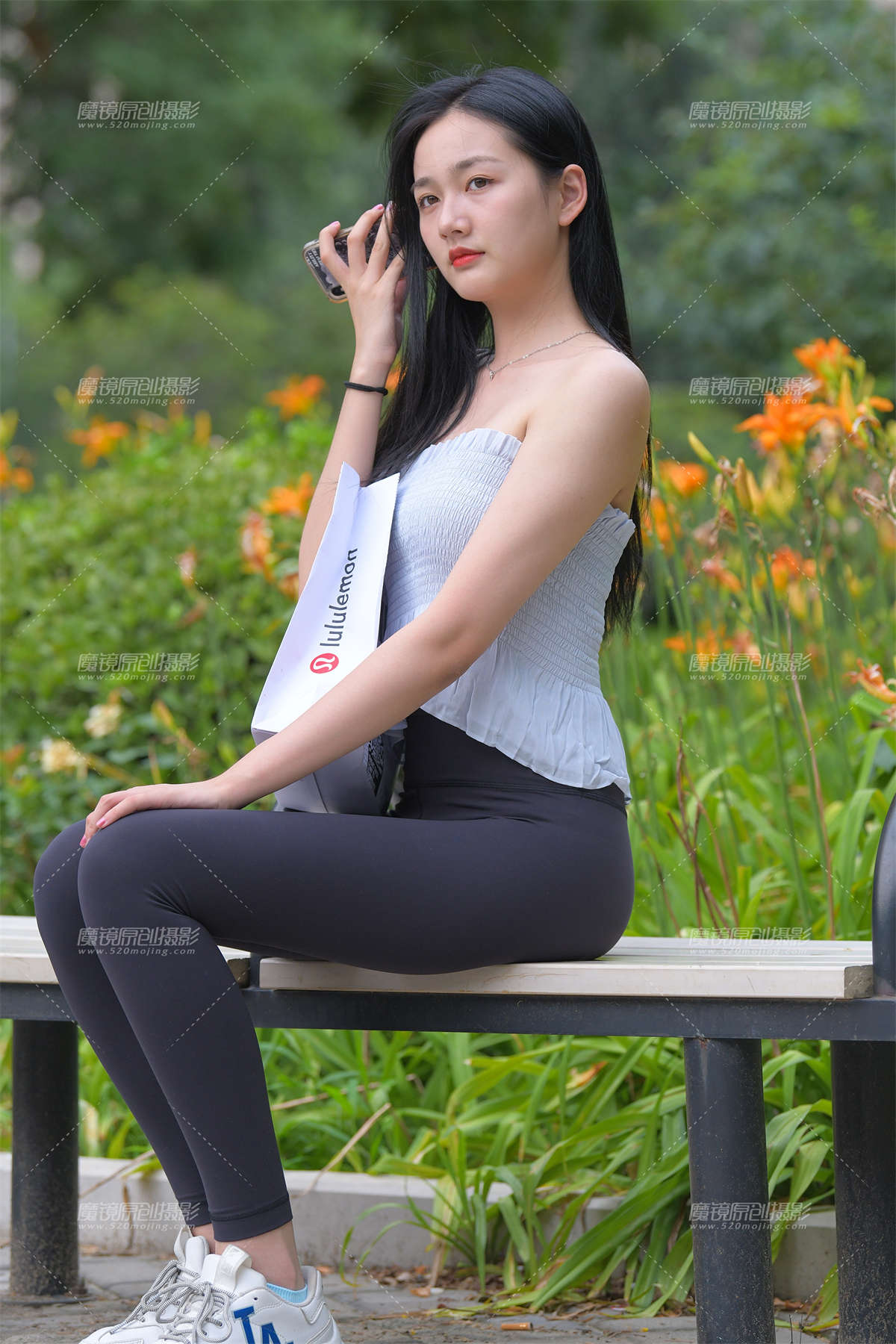 黑色瑜伽裤美女-日更街拍