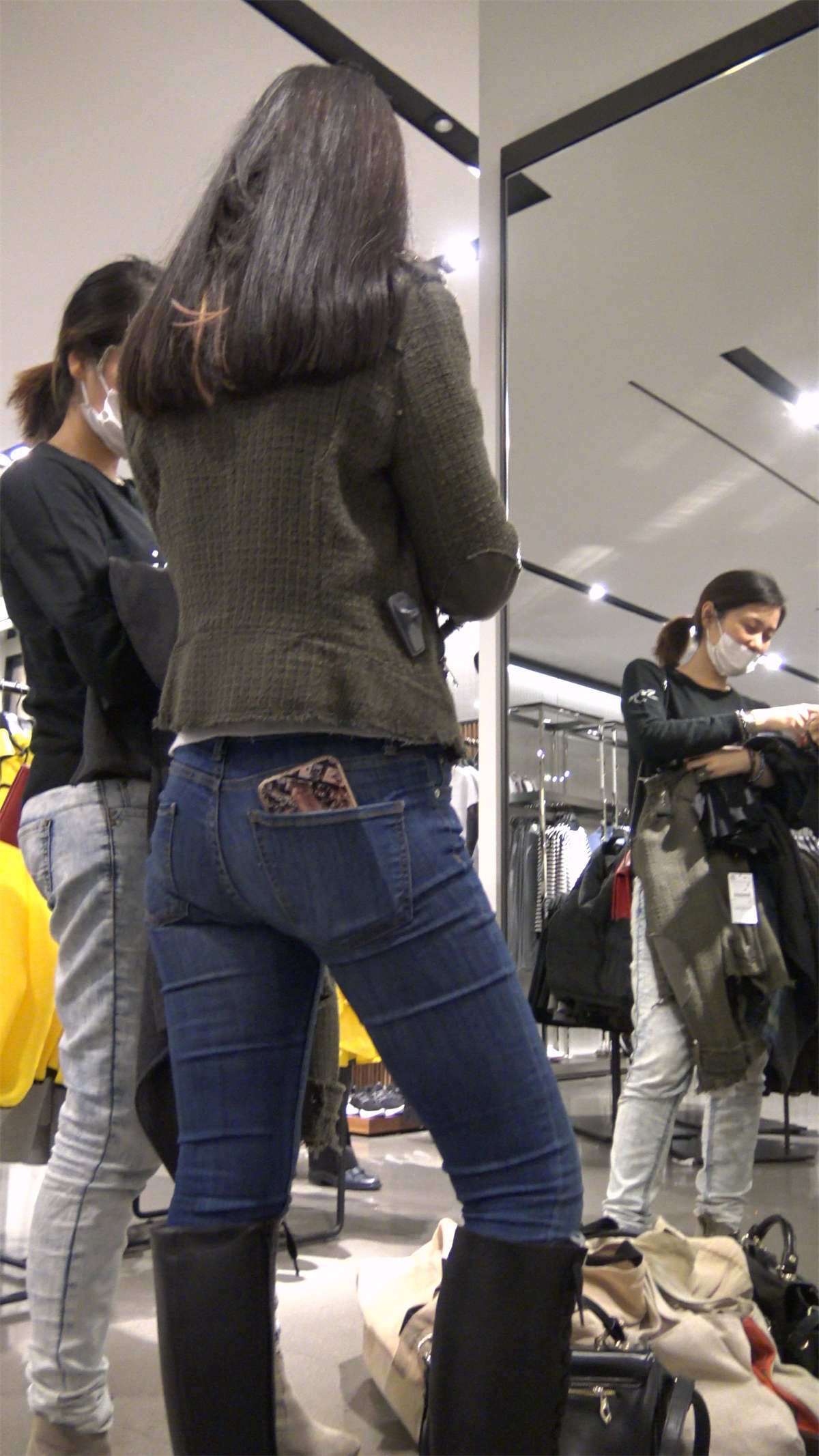 图片[2]-服装店试衣服的紧身蓝牛美女姐姐-日更街拍