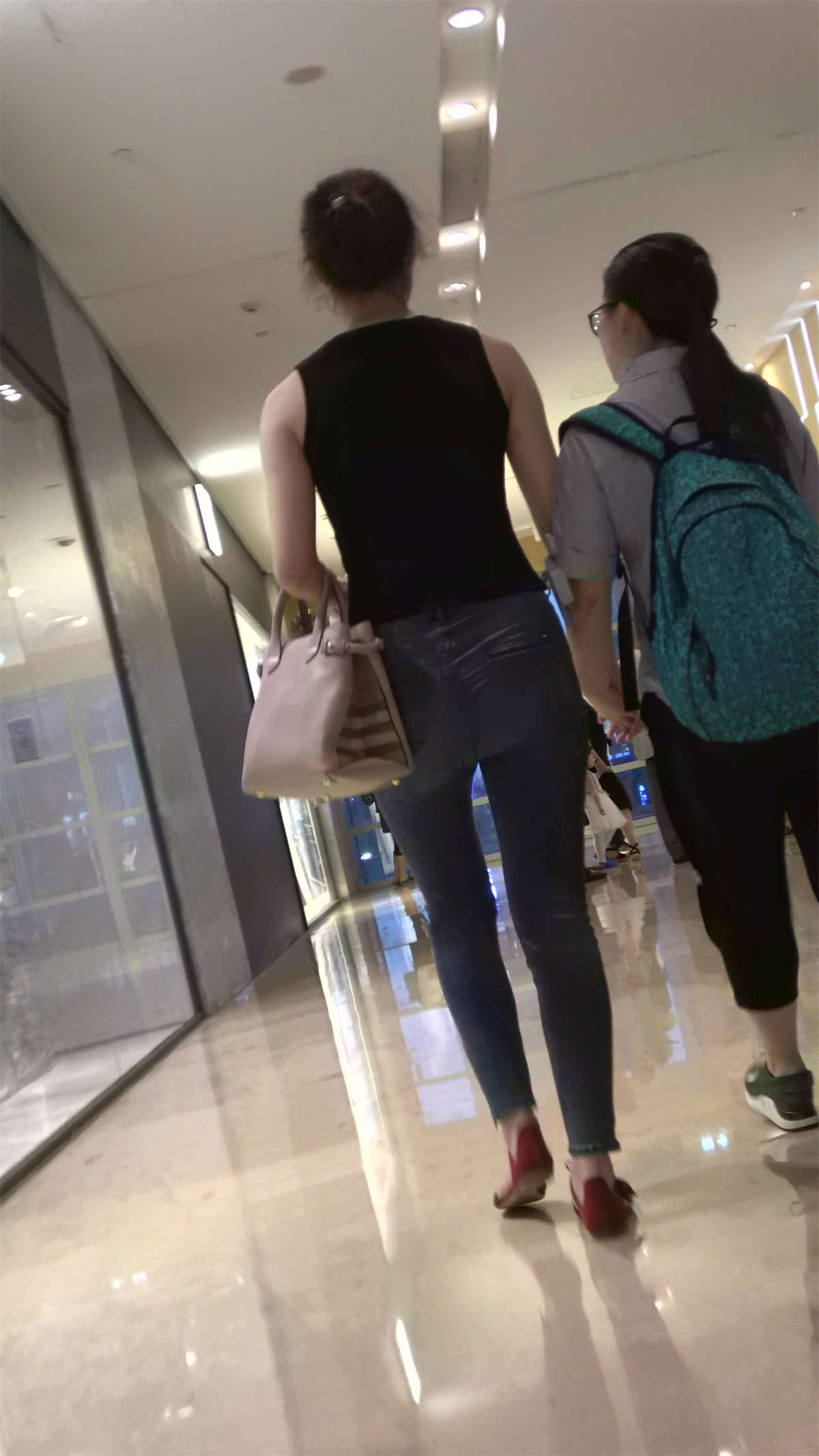 图片[2]-极品紧身蓝牛美臀性感美女-日更街拍