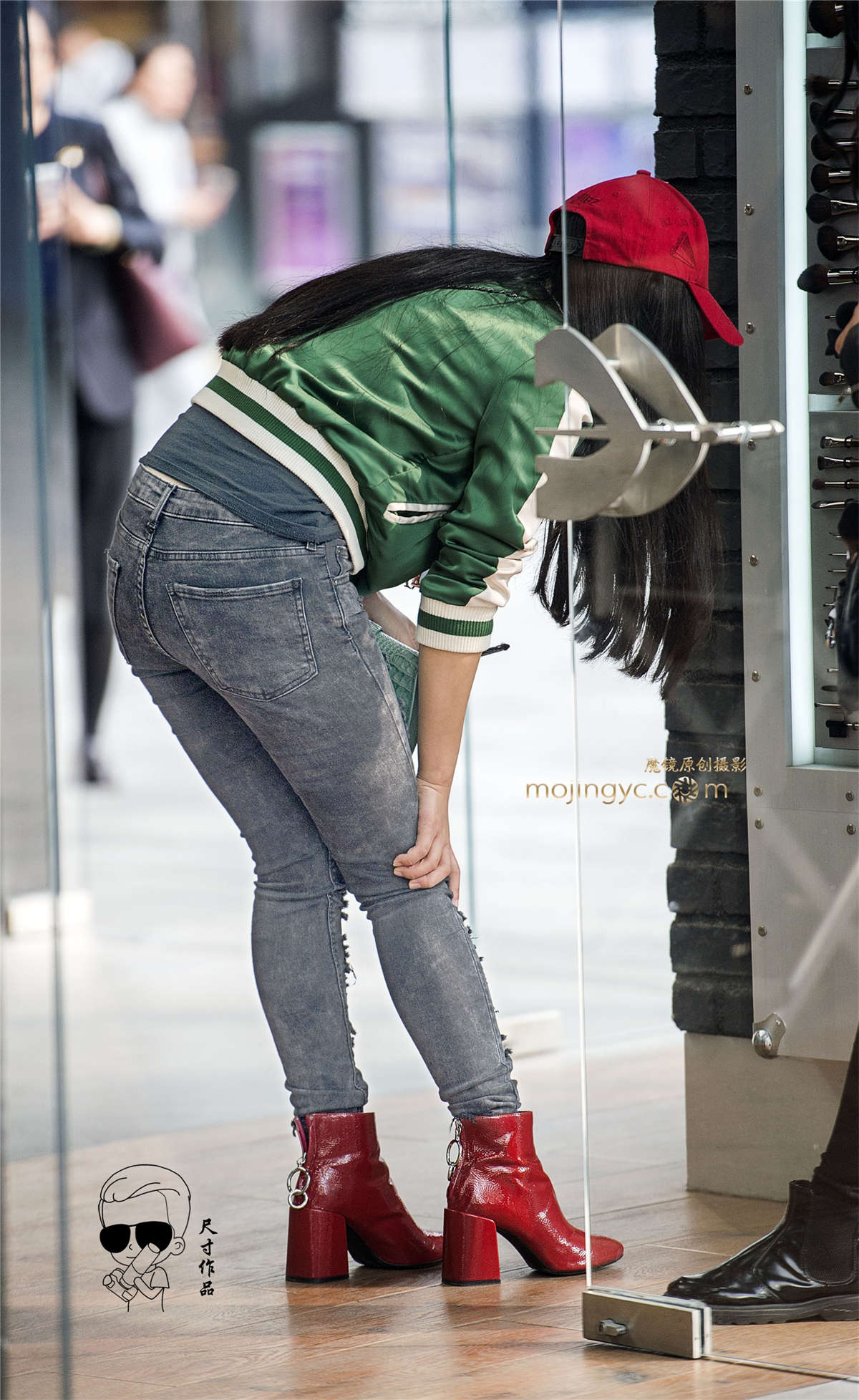 仔裤紧绷显美臀红皮鞋具魅力-日更街拍