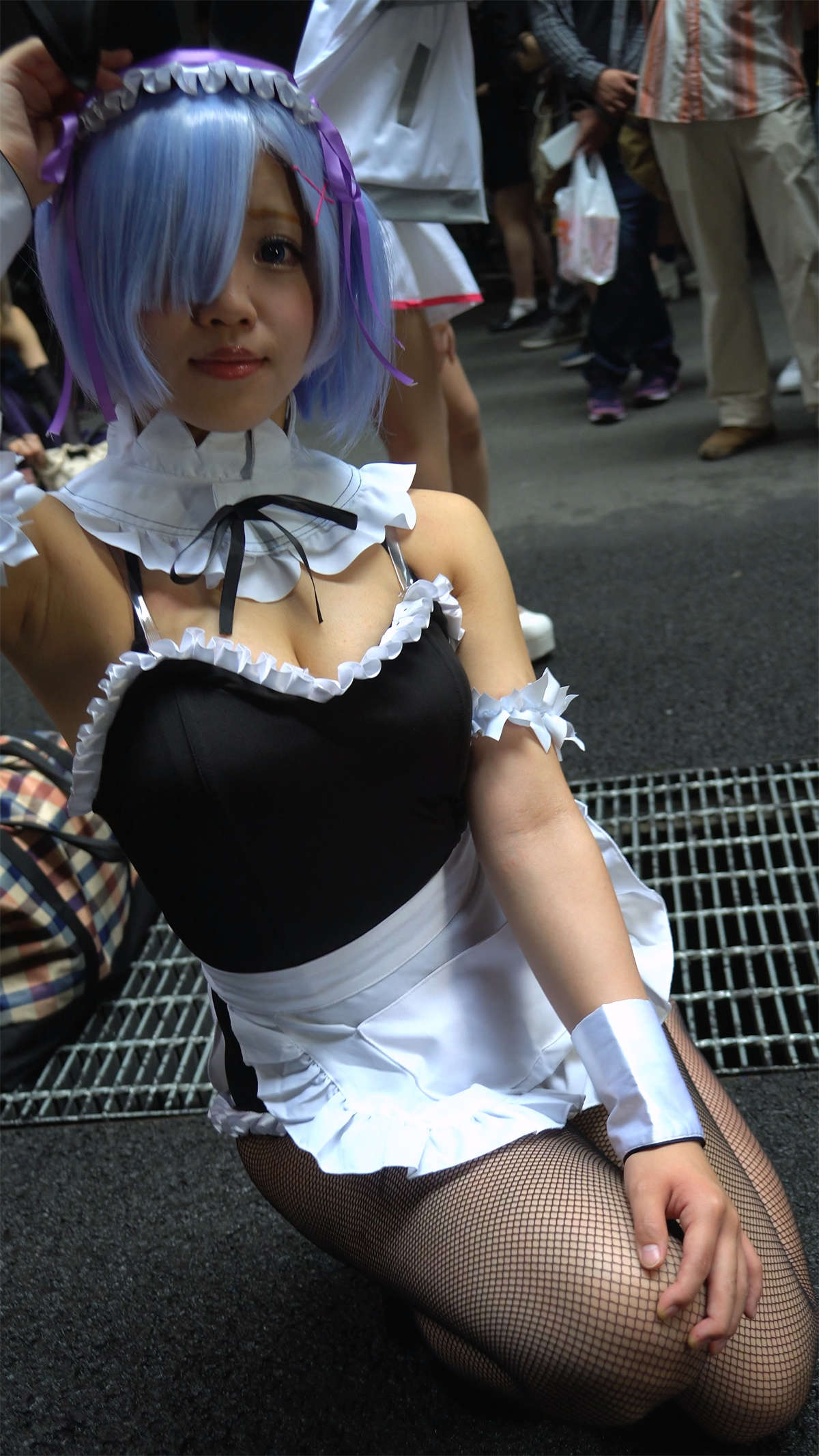 黑丝高跟cosplay女仆装丰满少女-日更街拍