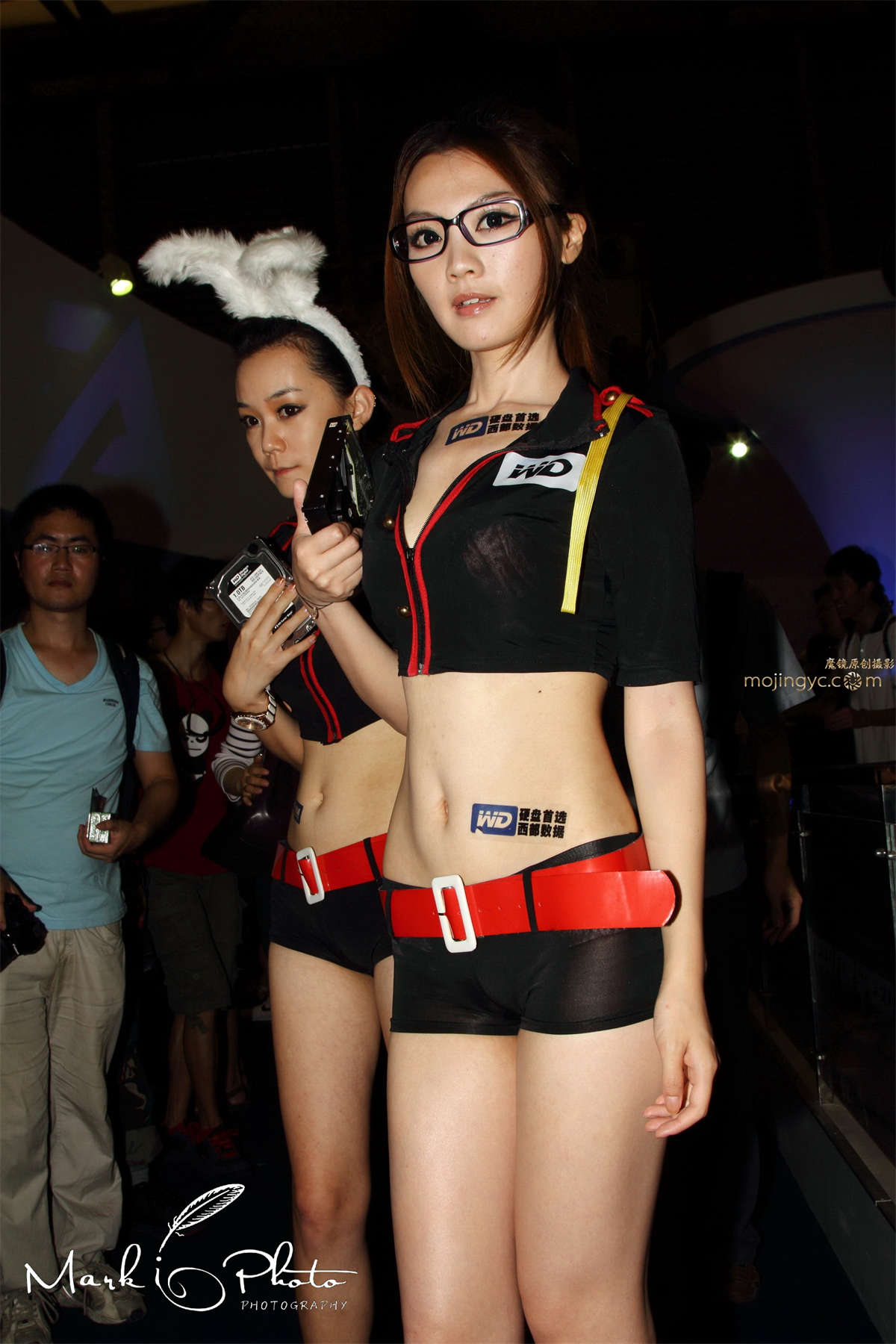 黑色制服有点透-日更街拍