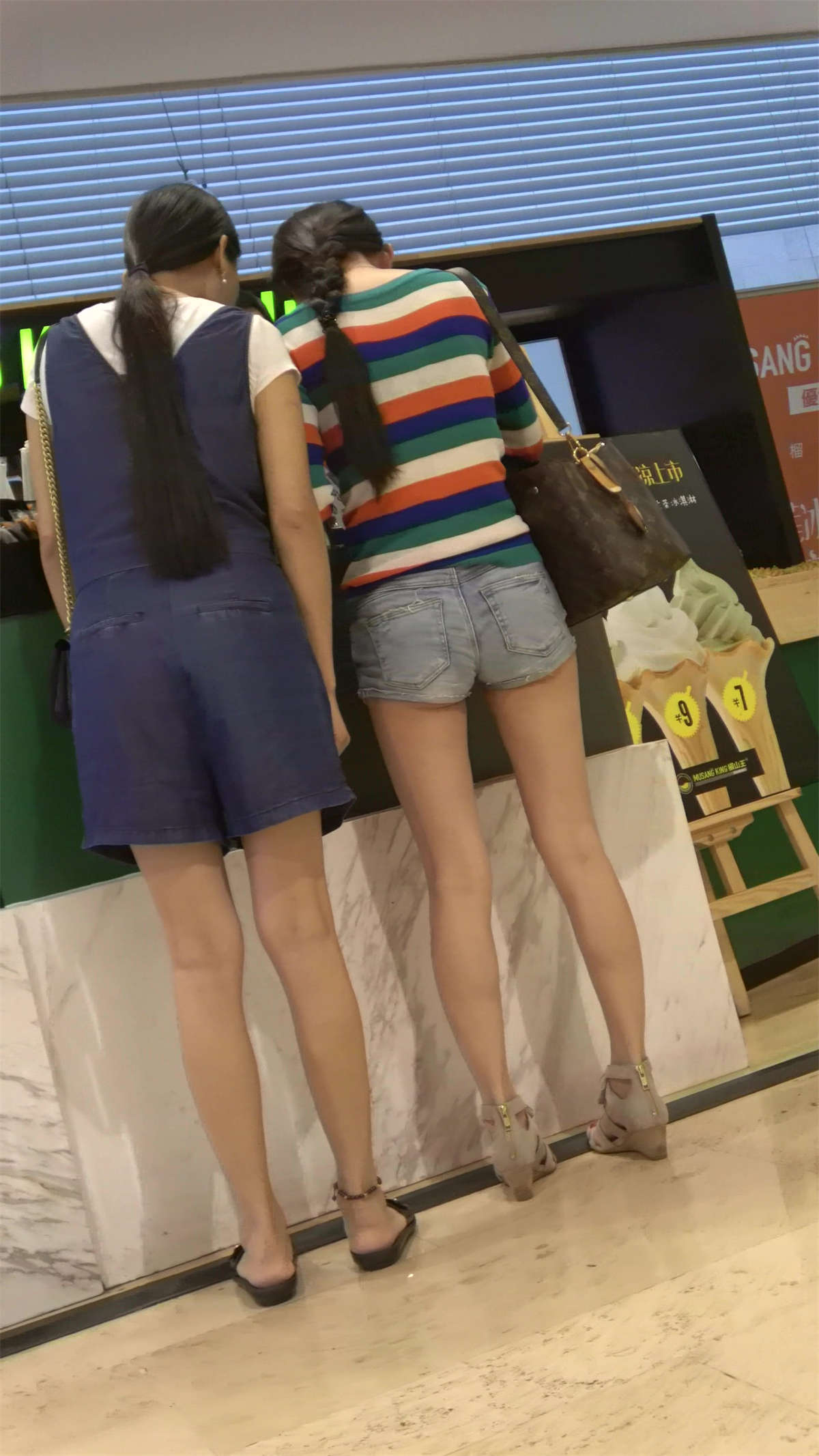 商场偶遇两位超性感高腰热裤美腿美女-日更街拍