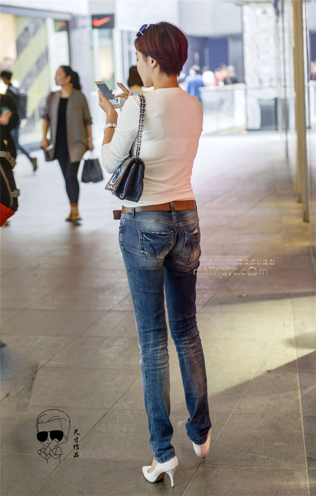 图片[2]-仔裤彰显美臀曲线-日更街拍