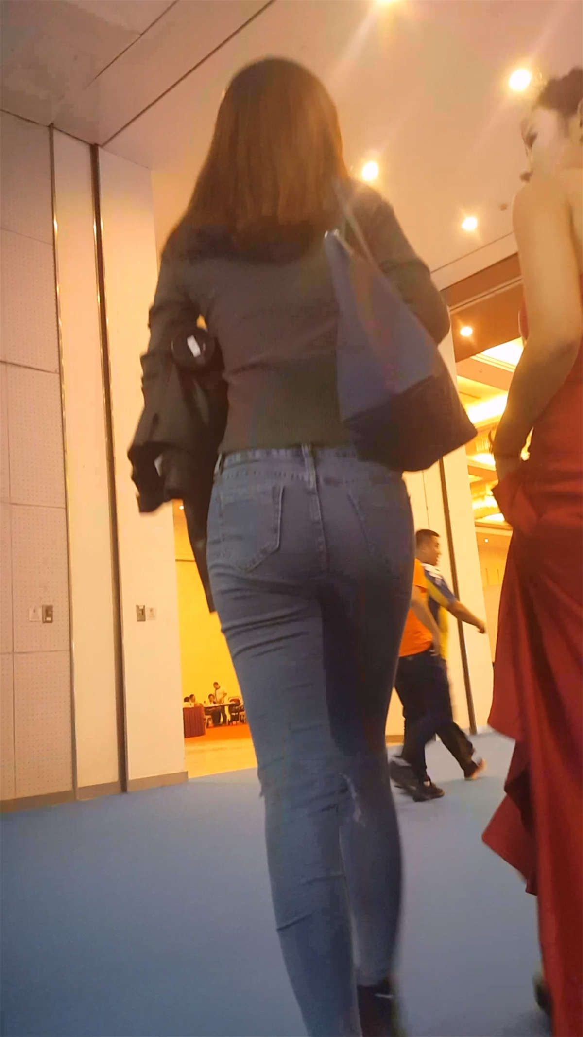 墨绿色T恤紧身蓝色牛仔裤美腿-日更街拍
